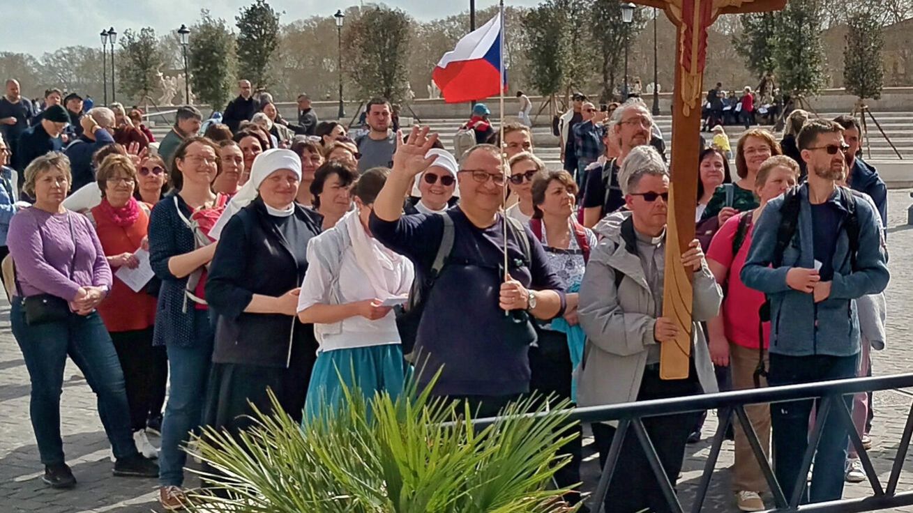 image:Image Ředitel Hospice svatého Jana Nepomuka Neumanna v Prachaticích Robert Huneš (s vlajkou) se svými spolupracovníky.