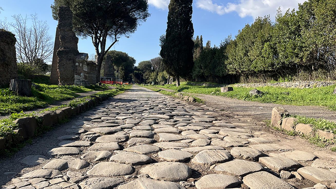image:Image Starověká cesta Via Appia Antica se zachovala do dnešních dnů.