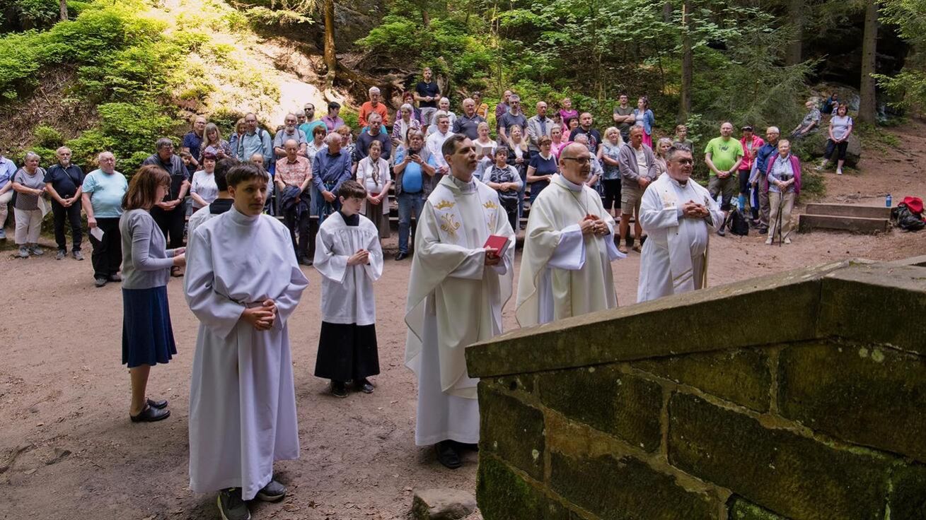 image:Image První májová mše svatá před skalní kaplí v Modlivém dole.