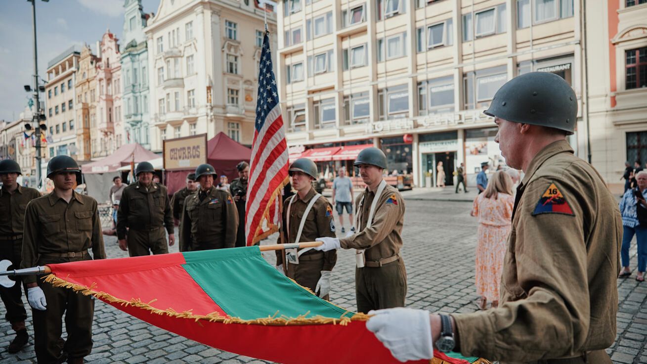 image:Image Průvod s historickými vlajkami zahájil v Plzni mši svatou za mír a za pomoc světu zasaženému násilím.