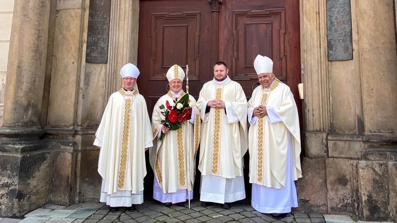 image:Image Tradiční foto po svěcení. Novokněz spolu s biskupy před budovou biskupské rezidence.
