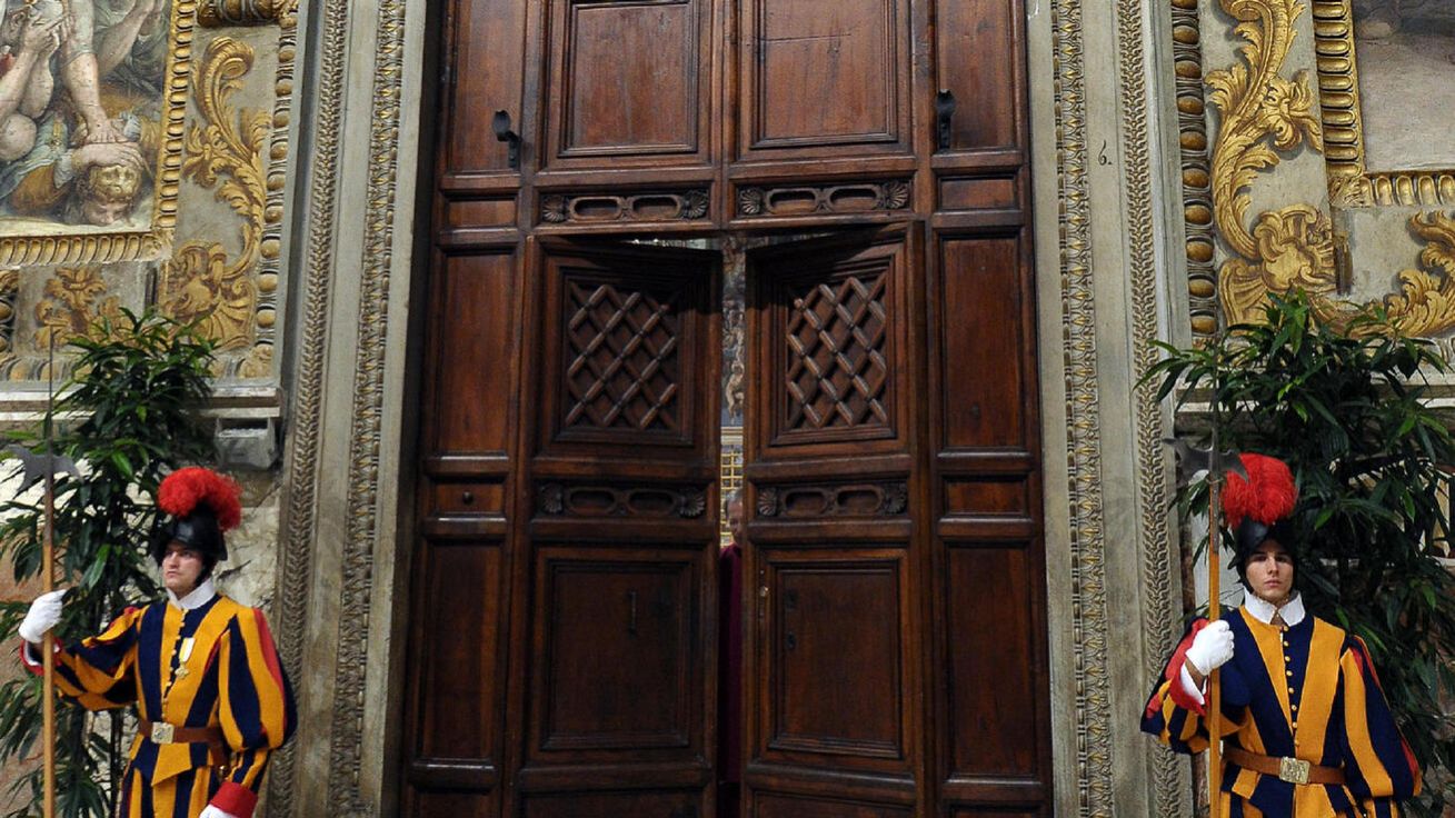 Volební urny. Do jedné kardinálové hází své hlasy, do druhé putují volební lístky po sečtení a třetí je určena pro hlasy kardinálů, kteří například pro nemoc nemohli opustit Dům svaté Marty, kde jsou po dobu konkláve ubytováni. image:Image Volební urny. Do jedné kardinálové hází své hlasy, do druhé putují volební lístky po sečtení a třetí je určena pro hlasy kardinálů, kteří například pro nemoc nemohli opustit Dům svaté Marty, kde jsou po dobu konkláve ubytováni.