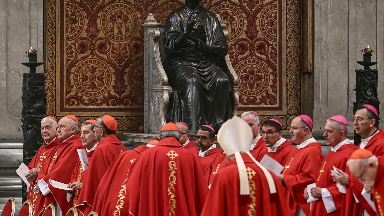 image:Image Devět dní se kardinálové scházeli ke mším za papeže Františka. Při šesté z nich 1. května připomněl argentinský kardinál Víctor Manuel Fernández lidi, kteří pracují v náročných podmínkách, i Františkův zájem o ně.