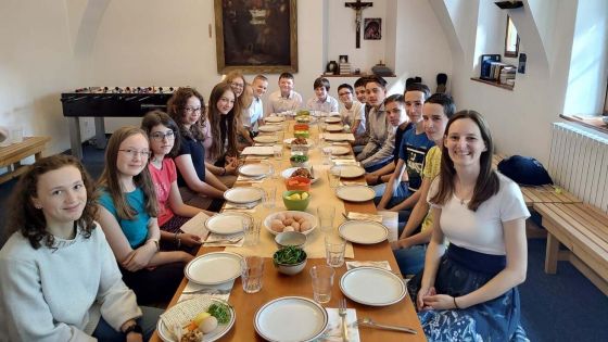 image:Image Mládež z Frýdecka, která se zúčastní Jubilea teenagerů v Římě, společně prožila pesachovou večeři.