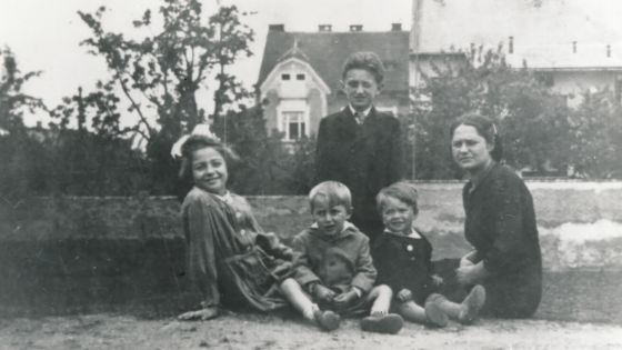image:Image Před zatčením. Stanislav je chlapec vzadu, zleva Marta, Bedřich, Vratislav a Olga Klicperovi v roce 1942.