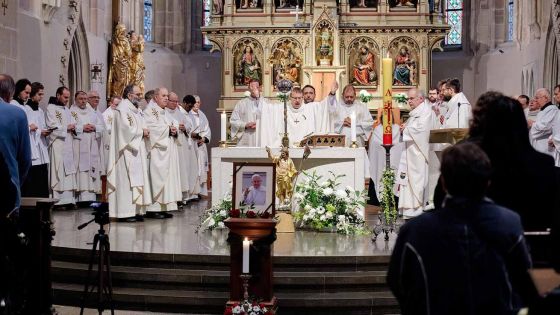image:Image Diecézané společně s biskupem Tomášem Holubem poděkovali za dar života Františka při zádušní bohoslužbě v katedrále sv. Bartoloměje. Účastníci mše svaté měli možnost zapsat se do kondolenční knihy, která byla po celou dobu umístěna v katedrále.
