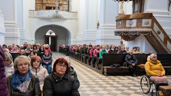 image:Image Věřící naslouchali v konkatedrále Nanebevzetí Panny Marie v Opavě katechezi o smíření.
