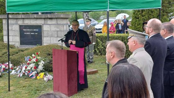 image:Image „Mysleme na lidi po celém světě, ať žijí v míru, jako můžeme žít dnes my. Buďme každý tvůrcem pokoje, a ne rozbrojů. Nezapomínejme a začínejme od sebe,“ vyzval v Bohosudově biskup Přibyl.