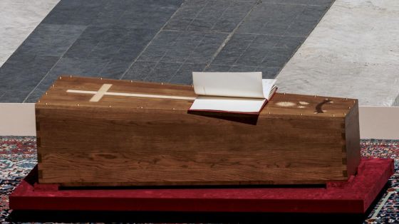 image:Image Na rakvi s ostatky papeže Františka ležela otevřená kniha. Během obřadu vítr obracel její stránky s textem evangelia.