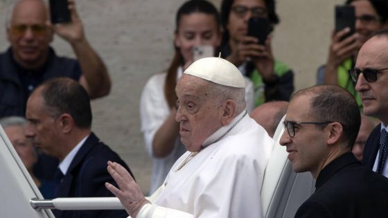 image:Image O Velikonoční neděli 20. dubna se po požehnání Urbi et orbi vydal papež František pozdravit věřící, kteří se shromáždili na Svatopetrském náměstí. Bylo to naposledy.