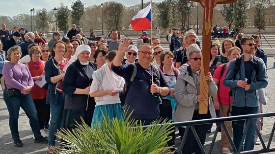 image:Image Ředitel Hospice svatého Jana Nepomuka Neumanna v Prachaticích Robert Huneš (s vlajkou) se svými spolupracovníky.
