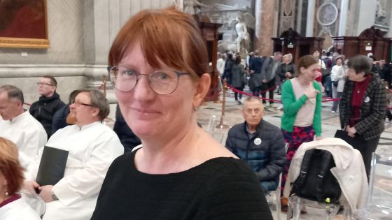 image:Image Sbormistryně Cecilie Pecháčková v bazililce svatého Petra po skončení bohoslužby.