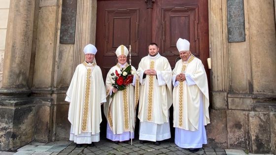 image:Image Tradiční foto po svěcení. Novokněz spolu s biskupy před budovou biskupské rezidence.