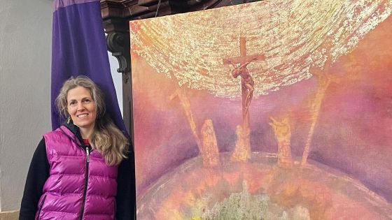 image:Image Autorka Kristina Maršíková Málková s dílem v kostele ve Strašíně.