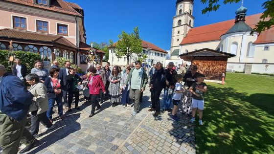 image:Image Na tradiční pouť do Neukirchenu beim Hl. Blut připutovalo sto poutníků z domažlického a klatovského vikariátu.