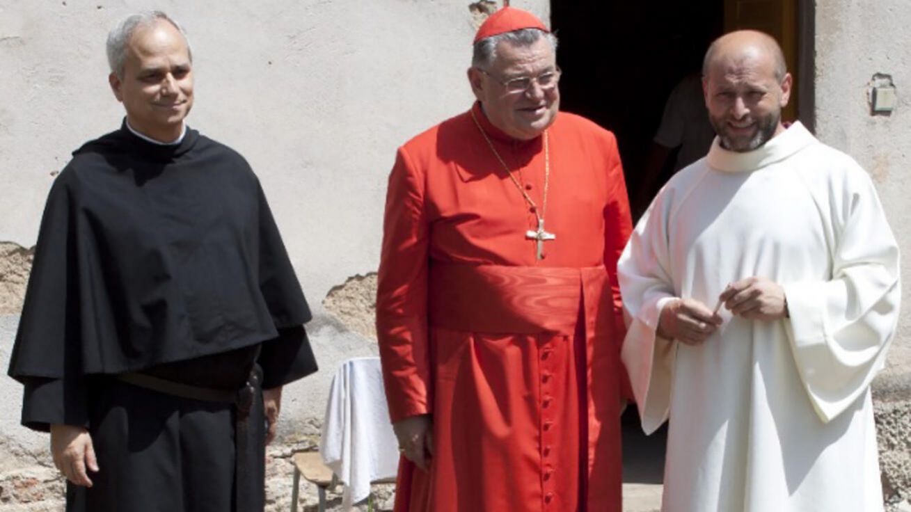 image:Image P. Robert Francis Prevost navštívil ČR jako generální převor augustiniánů například v roce 2012, kdy si řád připomínal 750 let působení v českých zemích. Na fotografii je s kardinálem Dominikem Dukou a P. Juanem Provechem.