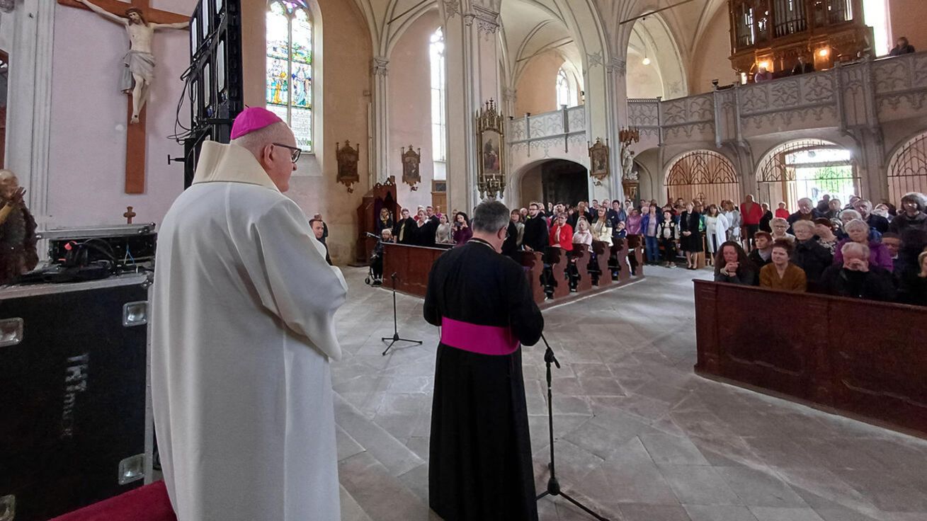 image:Image Lustry, sklářům a všem přítomným požehnal biskup Jan Baxant.
