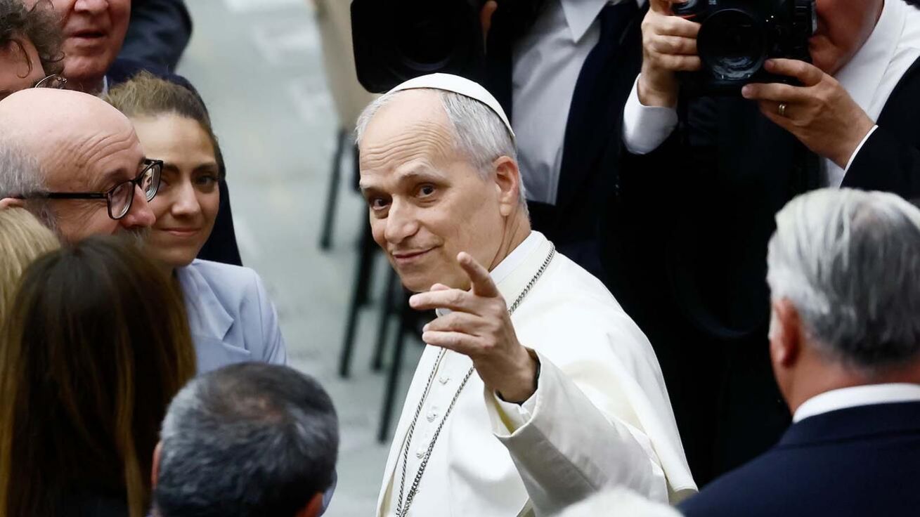 image:Image Nový papež se zdraví s lidmi. Večer po jeho zvolení jej požádala holčička jménem Michela, zda by se jí podepsal do její Bible. „Musím si ještě vyzkoušet podpis, ten starý už nepotřebuji,“ zažertoval Lev XIV. a děvčátku vyhověl.