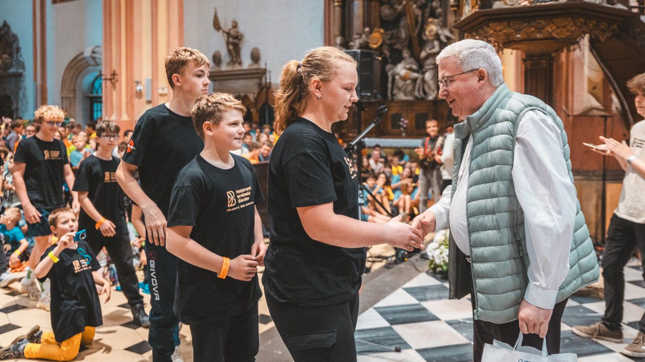 image:Image Ministranti se potkali i s brněnským biskupem Pavlem Konzbulem.
