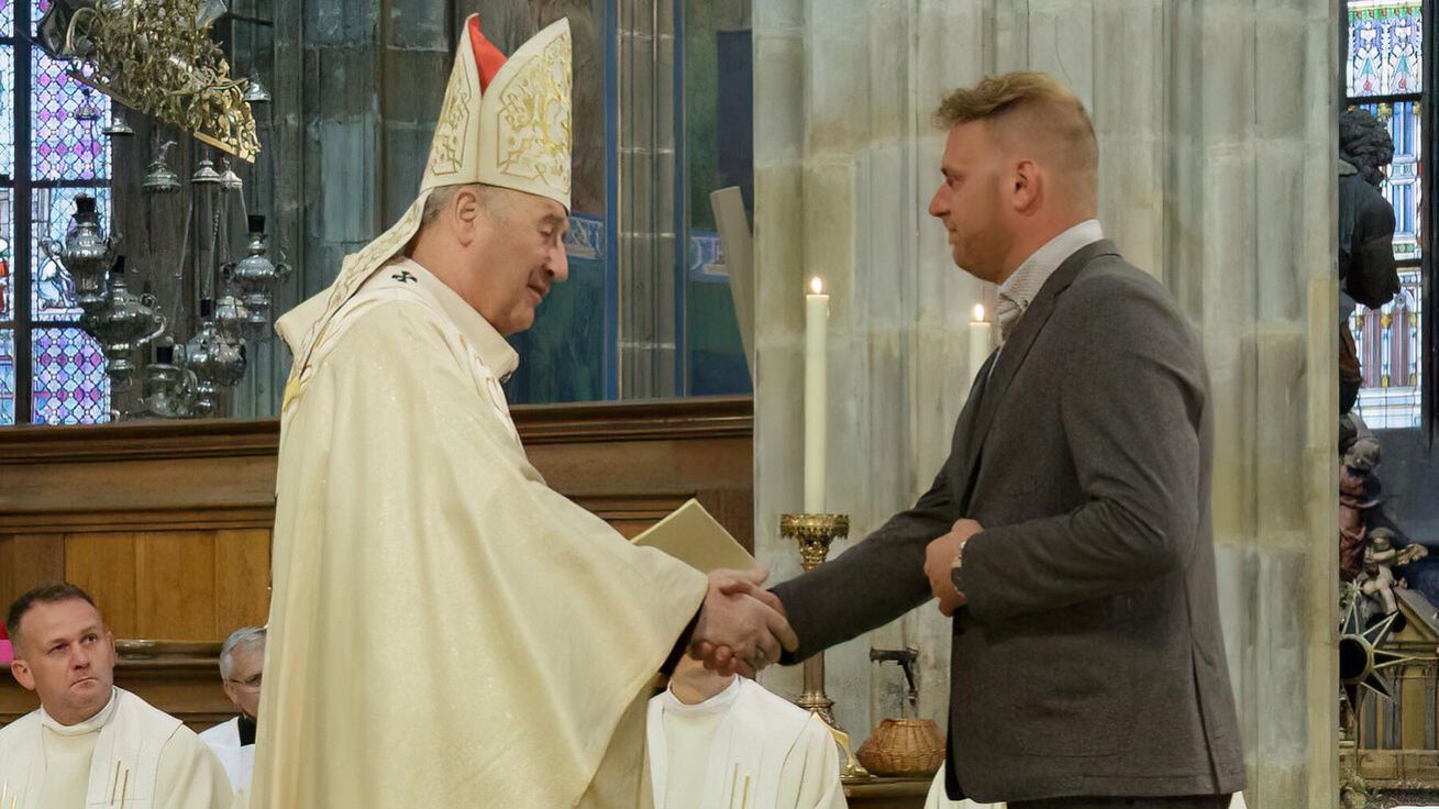 image:Image Arcibiskup Jan Graubner poděkoval např. Pavlu Škopkovi, který obdržel medaili za službu ve farnosti sv. Matěje v Praze-Dejvicích.