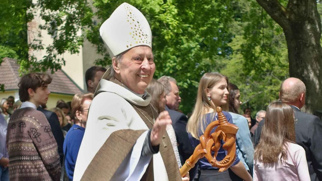image:Image Biskup Pavel Posád při biřmování na Lomečku.