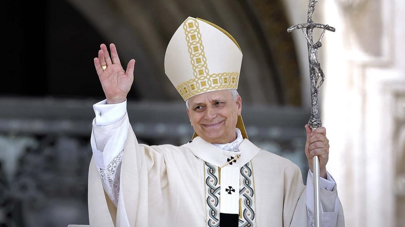 Při inaugurační mši přijal Lev XIV. insignie Petrova nástupce. Úzký vlněný pás s kříži zvaný pallium, který se nosí přes liturgický oděv, a rybářský prsten s vyobrazením sv. Petra s klíči a sítí. image:Image Při inaugurační mši přijal Lev XIV. insignie Petrova nástupce. Úzký vlněný pás s kříži zvaný pallium, který se nosí přes liturgický oděv, a rybářský prsten s vyobrazením sv. Petra s klíči a sítí.