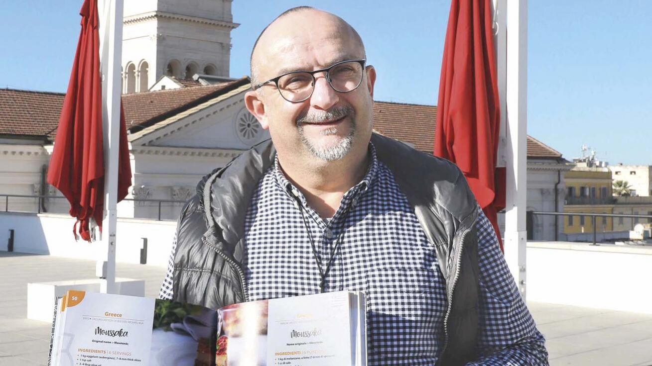 image:Image P. Pavel Ženíšek SDB na střeše salesiánské kongregace v Římě s kuchařkou, kterou sám napsal a z větší části i navařil a ochutnal.