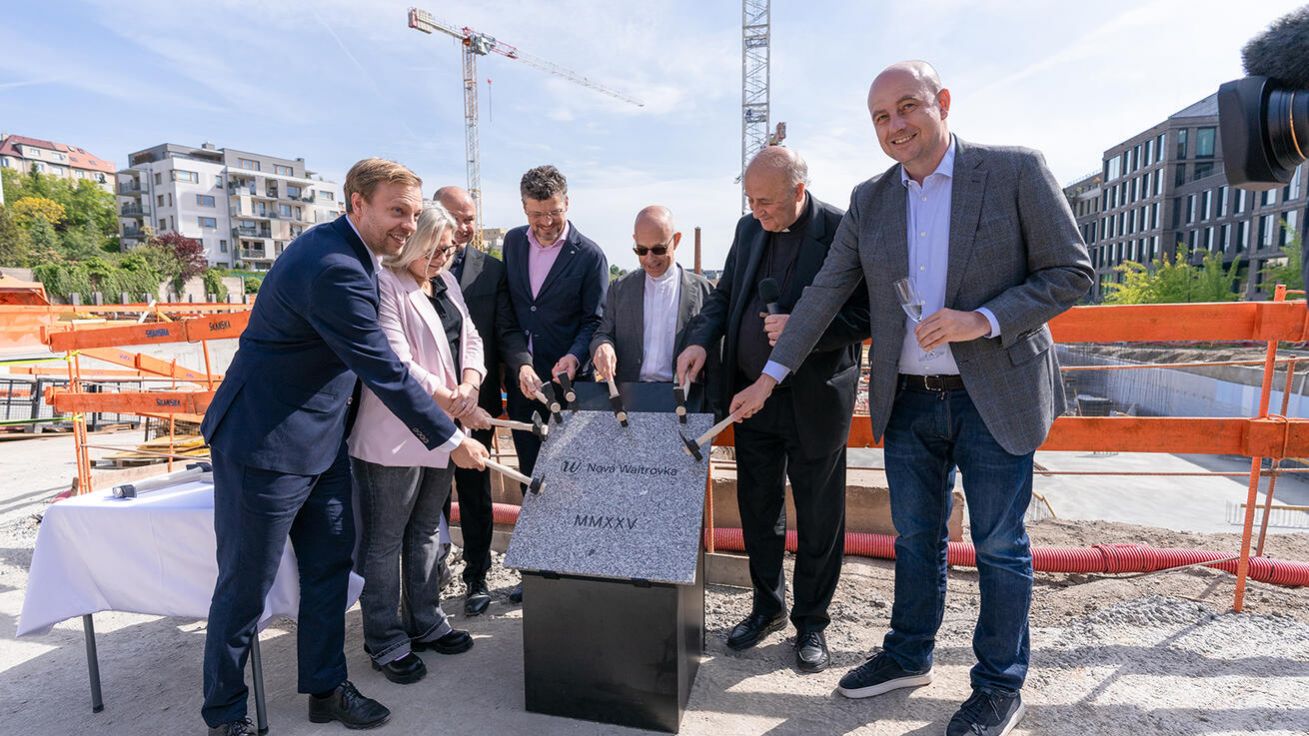 image:Image Poklepání základního kamene stavby nových bytů v lokalitě Nová Waltrovka.