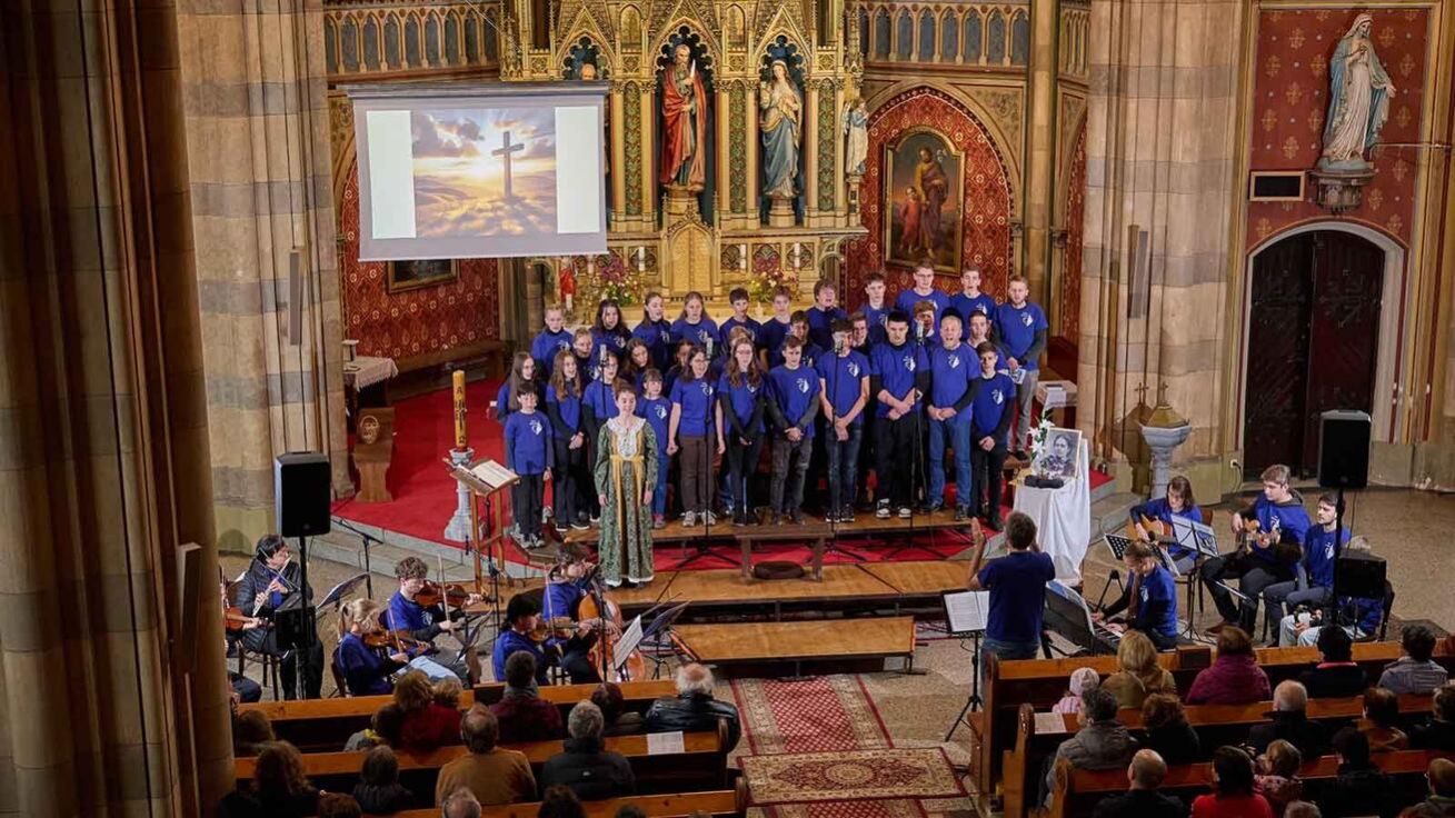 image:Image Schola Alfa Štramberk předvedla o víkendu v Havířově a v Kopřivnici hudebně-duchovní pásmo Svatá Terezie - Růže z Lisieux. Další vystoupení ji čeká 8. června v Místku.
