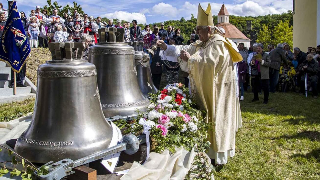 image:Image Tři zvony ve Vranově nad Dyjí požehnal premonstrátský opat P. Marian Rudolf Kosík OPraem.