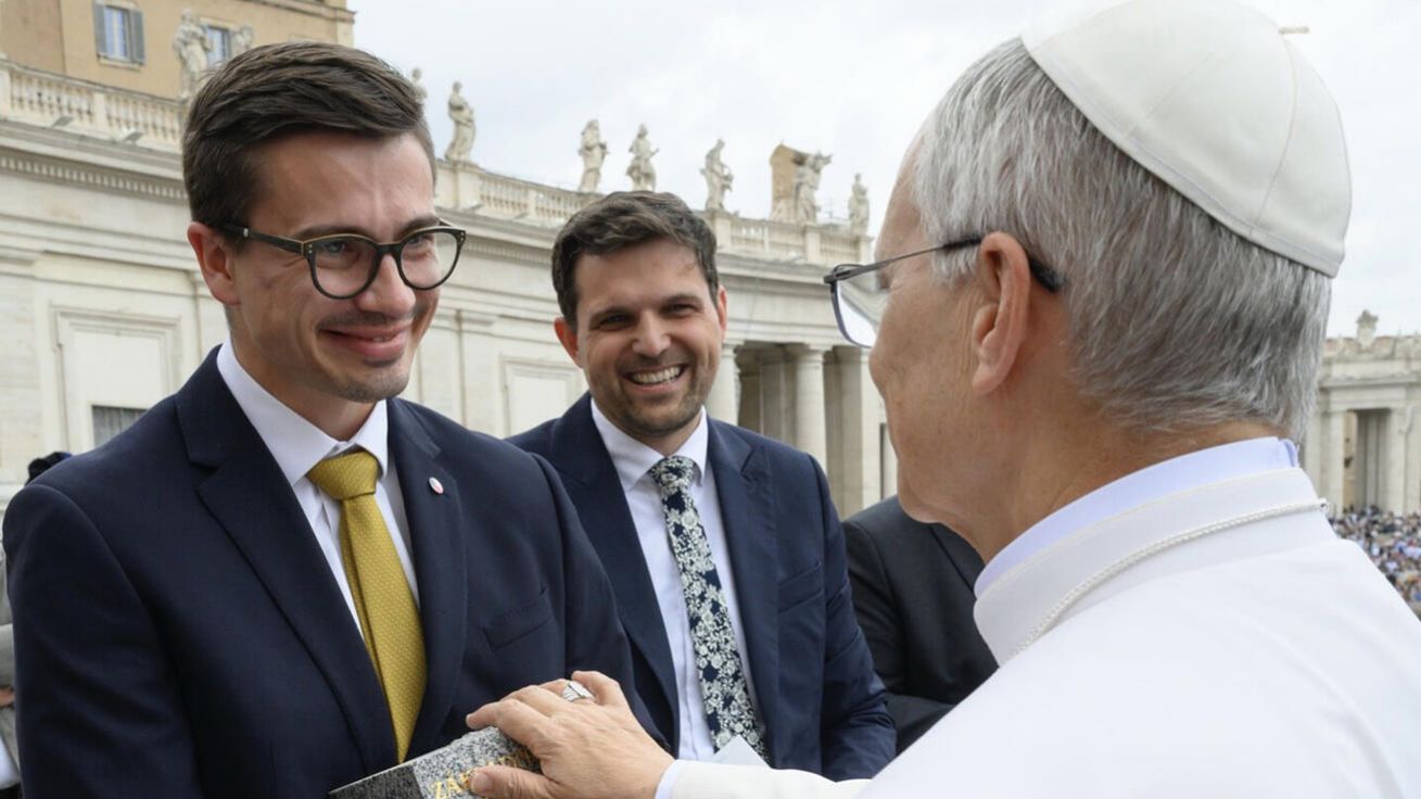 image:Image Papež požehnal základní kámen jihočeské kapličky, který drží v ruce František Talíř, náměstek ministra životního prostředí Petra Hladíka (vzadu).