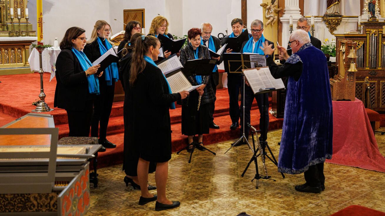 image:Image Noc kostelů pojali letos ve vlašimském kostele sv. Jiljí hudebně. Místní farář P. Jaroslav Konečný s pěveckým sborem Diphtheria připravil spolu s dalšími umělci pro návštěvníky program naplněný jak klasickou hudbou, tak černošskými spirituály. Celkem zaznamenali organizátoři Noci kostelů v pražské arcidiecézi přibližně 137 000 návštěvnických vstupů. „Je to méně než loni, přičítám to ne moc teplému počasí,“ uvedla koordinátorka Noci kostelů v pražské arcidiecézi Zu zana Kakušková.