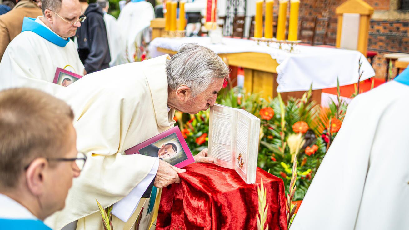 image:Image Při beatifikační mši sv. byl vystaven relikviář bl. Stanisława. Má podobu evangeliáře, který vrah při útoku na kněze prostřelil.