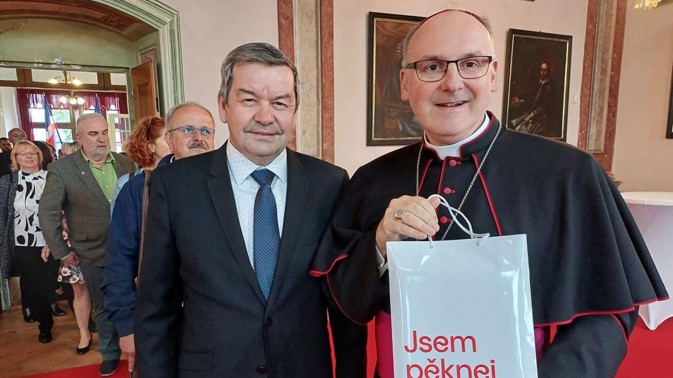 image:Image Biskup Stanislav Přibyl s „dárečkem“ od starosty Klášterce nad Ohří Štefana Drozda.