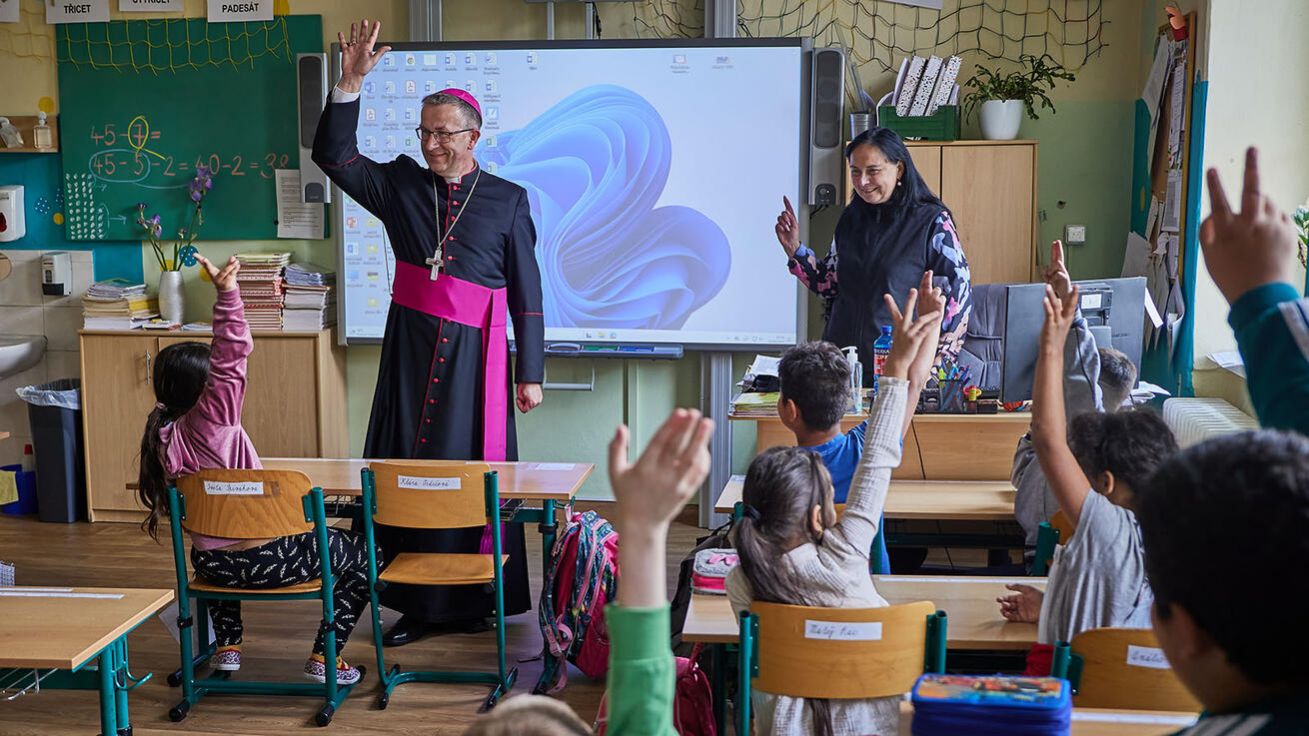image:Image Církevní školu Přemysla Pittra navštívil v rámci oslav výročí 130 let od narození patrona školy biskup Martin David.
