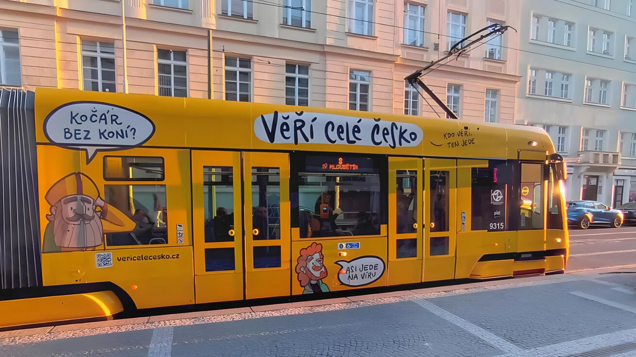 image:Image Tramvaj s cyrilometodějskými náměty projíždí Prahou.