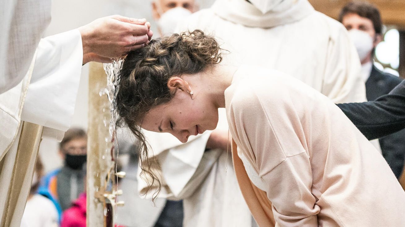 Křest dospělého je velkou událostí nejen pro něj samotného. Jeho blízcí zde mohou učinit důležitou zkušenost s církví. image:Image Křest dospělého je velkou událostí nejen pro něj samotného. Jeho blízcí zde mohou učinit důležitou zkušenost s církví.