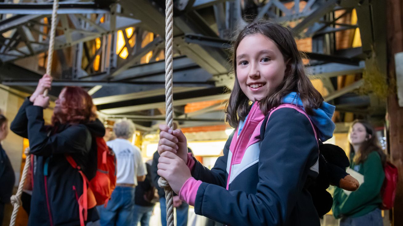 Návštěvníci katedrály sv. Víta v Praze vystoupali až ke zvonům. image:Image Návštěvníci katedrály sv. Víta v Praze vystoupali až ke zvonům.