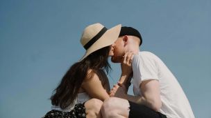 image:Image Buďme vděční, že se svěří s první láskou