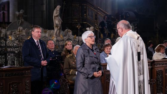 image:Image Bohoslužby za oběti 2. světové války se zúčastnila i vnučka generála Pattona Helen Ayer Pattonová.