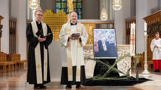 image:Image Modlitby a bohoslužby se konaly na mnoha místech včetně Mnichova.