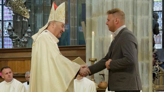image:Image Arcibiskup Jan Graubner poděkoval např. Pavlu Škopkovi, který obdržel medaili za službu ve farnosti sv. Matěje v Praze-Dejvicích.