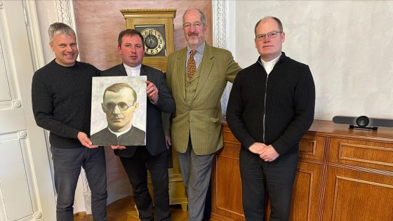 image:Image Členové Dvora naděje představují portrét patrona projektu - kněze, který zemřel v Dachau - bl. Engelmara Unzeitiga. Zleva Antonín Randa, P. Jan Mikeš, Johannes Lobkowicz, Mons. David Henzl.