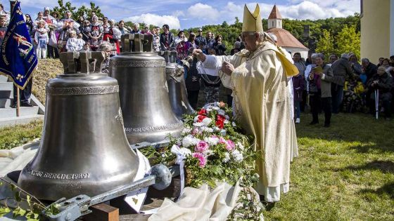 image:Image Tři zvony ve Vranově nad Dyjí požehnal premonstrátský opat P. Marian Rudolf Kosík OPraem.