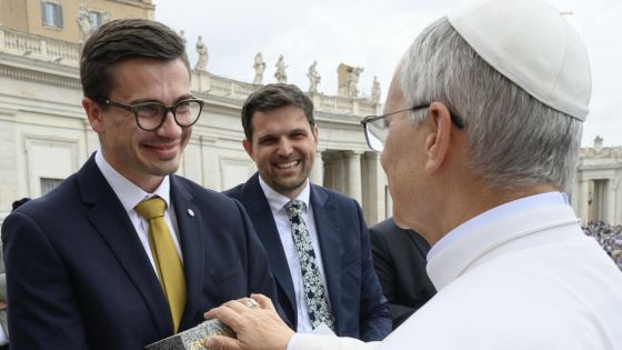 image:Image Papež požehnal základní kámen jihočeské kapličky, který drží v ruce František Talíř, náměstek ministra životního prostředí Petra Hladíka (vzadu).
