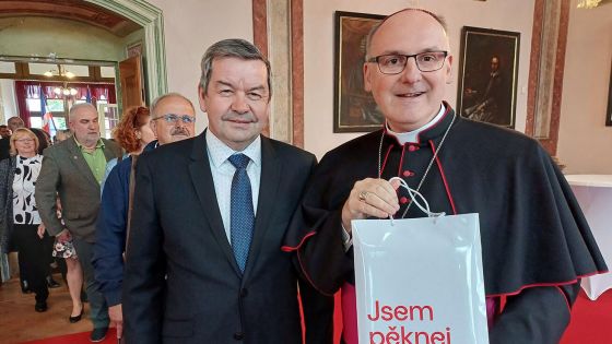 image:Image Biskup Stanislav Přibyl s „dárečkem“ od starosty Klášterce nad Ohří Štefana Drozda.