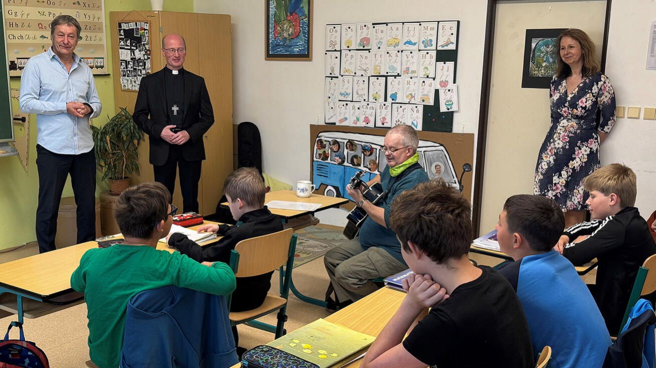 image:Image Děti v pátém ročníku Speciální školy biskupovi Prokopu Brožovi zazpívaly.