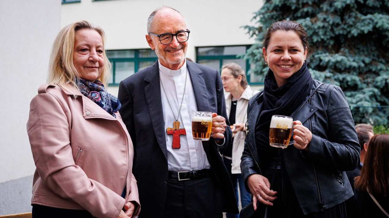 image:Image Kardinál Michael Czerny SJ s diváky před brněnským kinem Art. Rodině jeho babičky z matčiny strany patřil od 19. století pivovar, kde se dnes vaří pivo Starobrno.