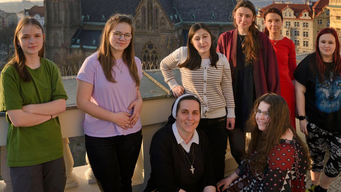 image:Image Sestry se snaží v domově vytvořit rodinnou atmosféru.