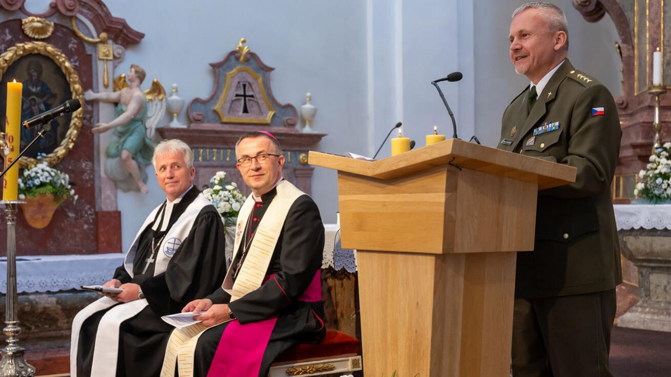 image:Image Marek Chovanec je jáhnem pět let, zhruba stejně dlouho vážně uvažoval i o duchovní službě v armádě.